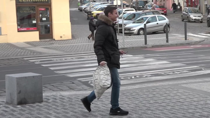 Bitva v centru Prahy: Jak to dopadne, když mrsknete po úplně cizím člověku polštář? Sledujte!