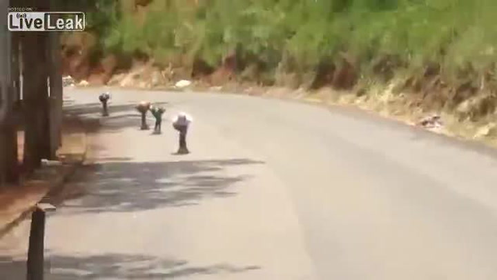 Longboardisti se řítili v plné rychlosti z kopce, když se ze zatáčky vyřítilo auto. Jeden nepřežil