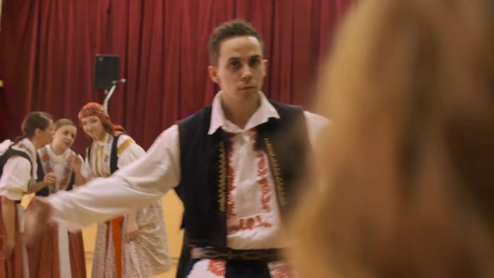 Zbrusu nový klip točila česká Slza na moravské zábavě i mezi kusy masa!