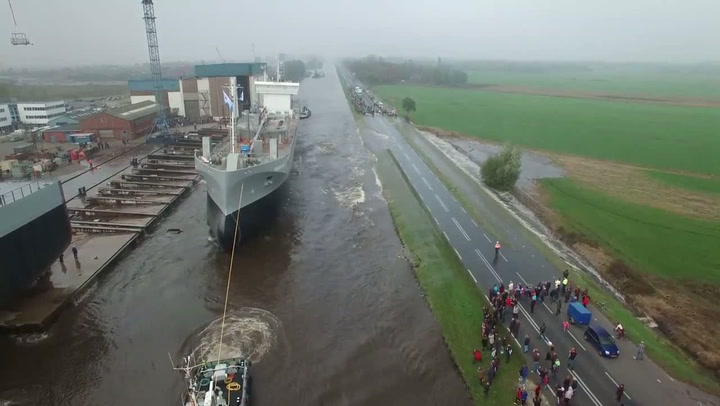 Tak to vypadá, když obří loď spadne do vody. Velká vlna zaplavila i silnici vedle!