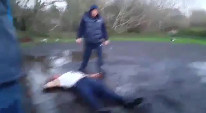 Brutální bitka přímo na ulici trvala jen minutu a skončila drsným knockoutem