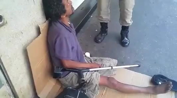 Policisté si došlápli na povedeného žebráka. Během kontroly mu zázračně dorostla levá noha!
