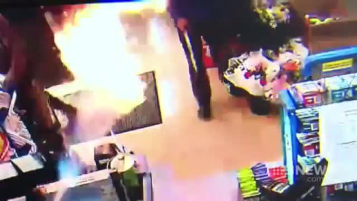 Zloději přišli vykrást obchod, prodavač si vyrobil plamenomet a zahnal je