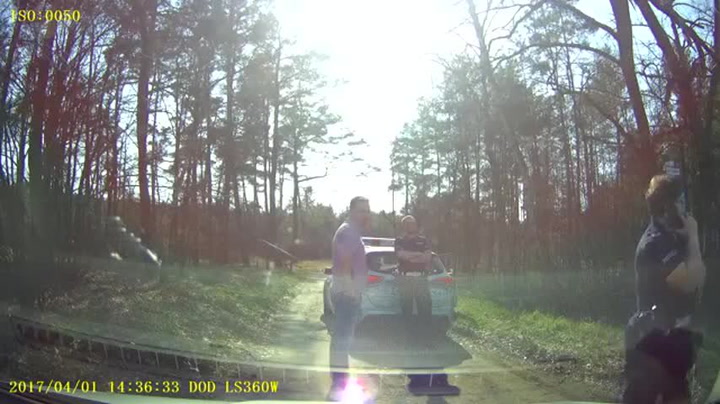 Drsná nehoda. Policejní auto vjelo předjíždějícímu řidiči přímo do cesty