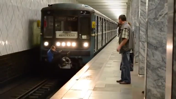 Další naprostá šílenost v ruském metru! Tenhle mladík kvůli frajeřině riskoval život!