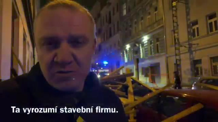 V Cimburkově ulici na Žižkově zasáhl vichr: Na zaparkovaná auta spadla část střechy