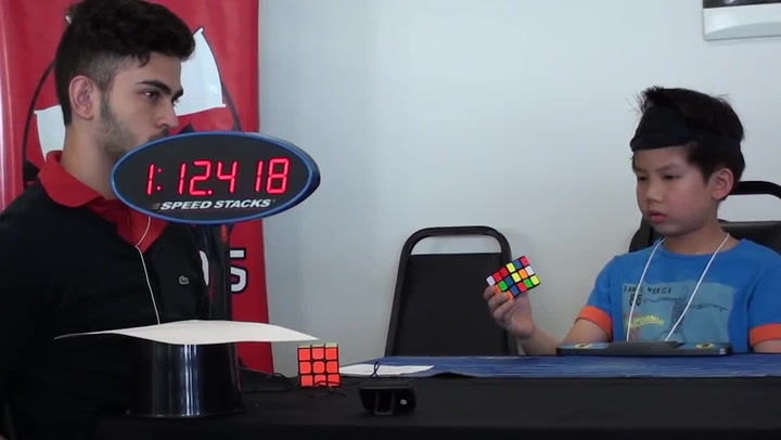 Malý génius? Sedmiletý chlapec složí poslepu Rubikovu kostku!