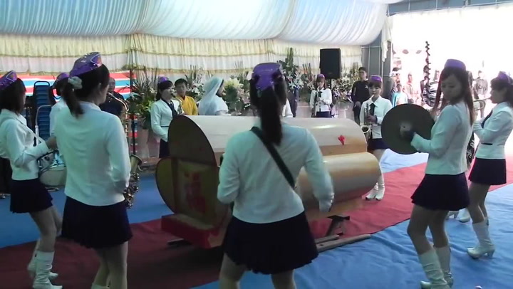 Šílený milionář chtěl veselý pohřeb. Podívejte se, co se na něm dělo!