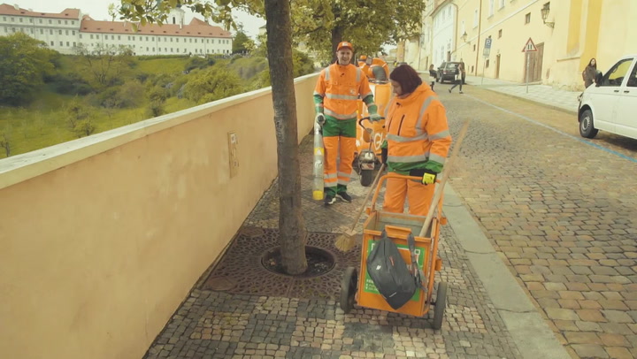 Kuba Štáfek si splnil sen. Oblékl oranžový mundúr Pražských služeb a stal se metařem