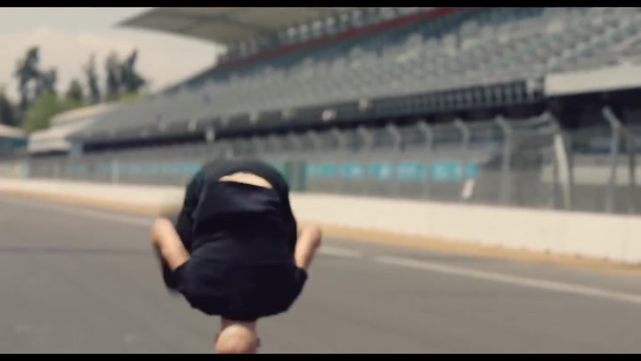Další neuvěřitelný výkon z prostředí F1! Tenhle týpek přeskočil saltem jedoucí formuli!