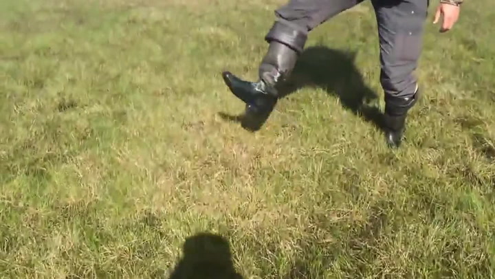 Louka se pod ruským lovcem vlní jako vodní postel. Skrývá přitom smrtící nebezpečí