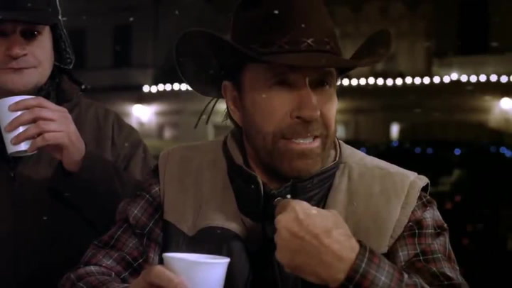 On dnes poprvé bruslí! Chuck Norris je král reklam, takhle bavil už před lety české diváky!