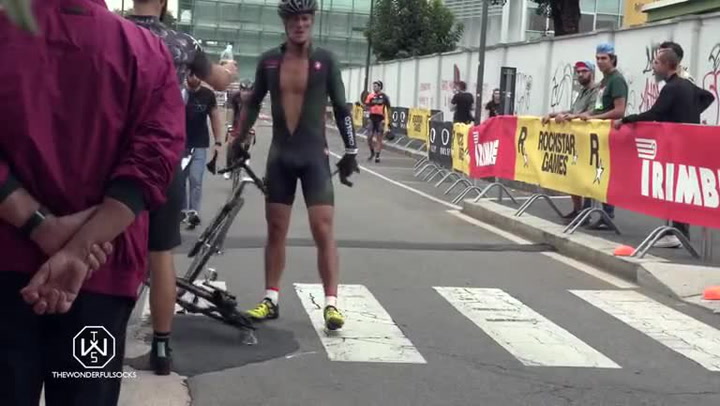 Cyklistickému závodníkovi se rozbilo kolo a ruply mu nervy. Neuvěříte, co v cíli provedl