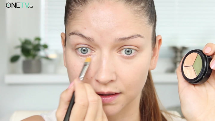 Naučte se jednoduchý trik, jak zamaskovat ošklivé modré žilky kolem očí a nosu!