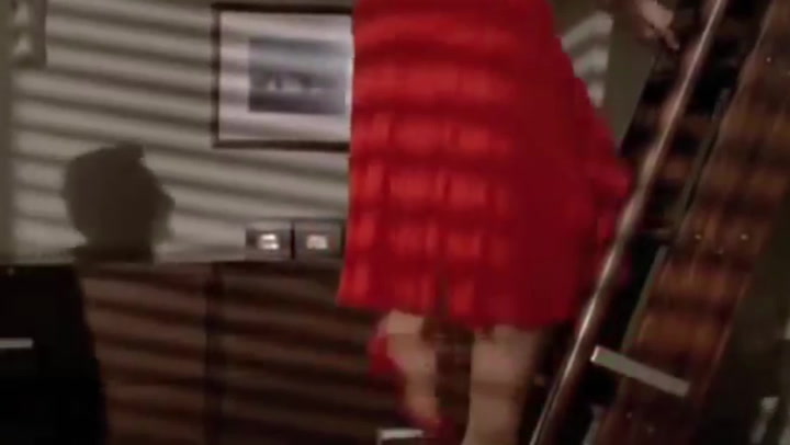 Před sedmi lety zemřel legendární komediant z Bláznivé střely. Nejlepší scény Leslieho Nielsena v jednom videu!