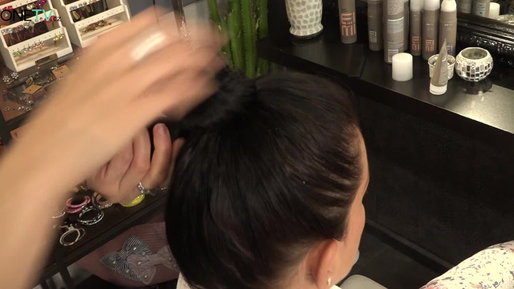 Co teď frčí na letních parties? Tenhle super efektní drdol, který zvládne každá holka za 2 minuty!