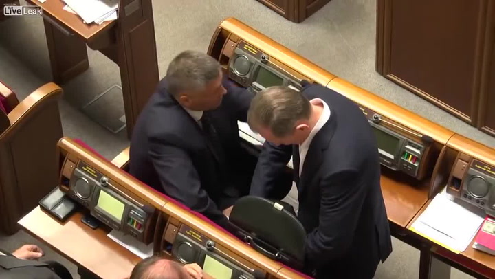 Berou se v ukrajinském parlamentu drogy? Poslance nachytali kamery při hodně zvláštním „předávání psaníčka“