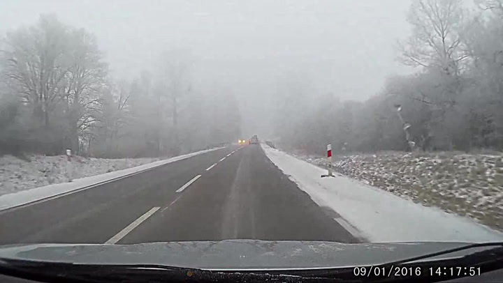 Šílený Polák předjížděl v mlze a námraze, jeho tanec po silnici dopadl neuvěřitelně!