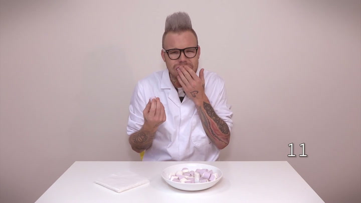 Nic pro slabé žaludky: Kolik marshmallows naskládá do pusy šílený Jaro?
