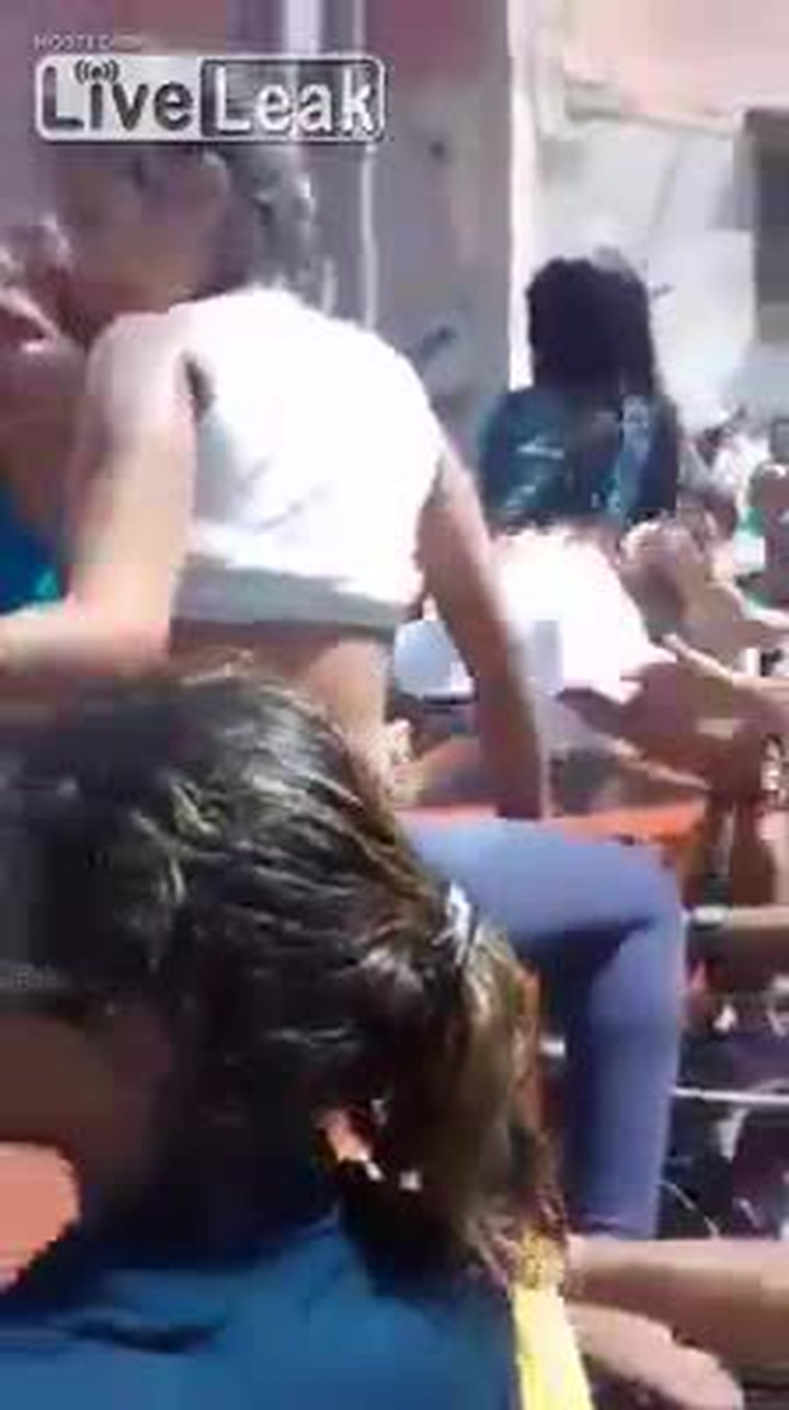 Nejbizarnější pohřeb světa. Nad nebožtíkovou rakví  kroutily zadkem striptérky!