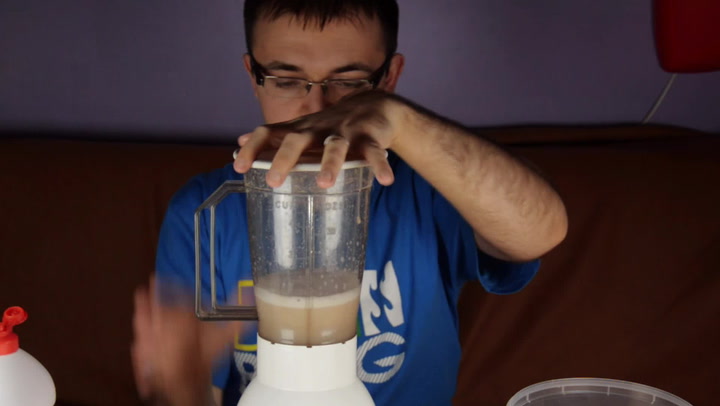 Jak co nejrychleji a bez námahy vyčistit zaneřáděný mixér? Budete koukat!