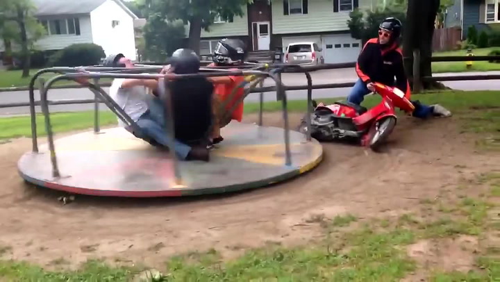 Co se stane, když dětský kolotoč roztočíte skútrem? Tihle týpci se rozhodli to zjistit