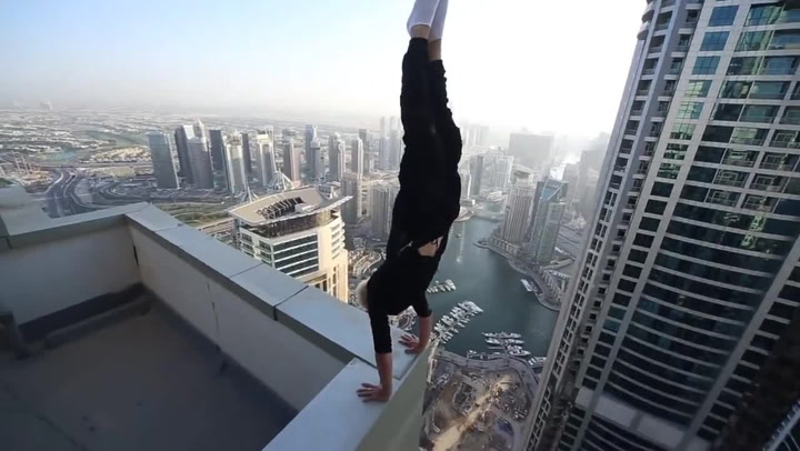 Z tohoto videa tuhne krev v žilách. Blázen dělá stojku na okraji obřího mrakodrapu!