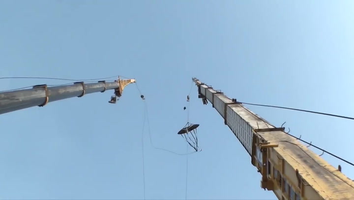 Neuvěřitelný lidský katapult vrhá lidi stovky metrů vysoko! To musíte vidět