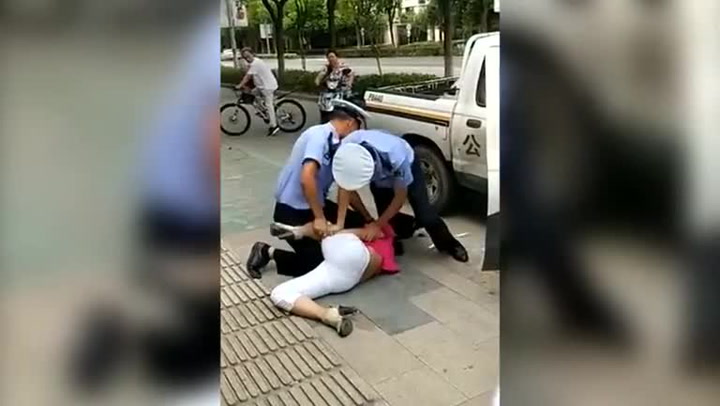 Dva policisté srazili maminku s dítětem k zemi kvůli parkování. Rozzuřený dav je začal okamžitě lynčovat