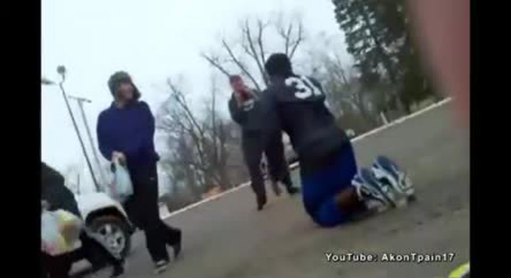 Skoč do té louže, říkali! Měl udělat radost dětem, čekalo ho brutální překvapení