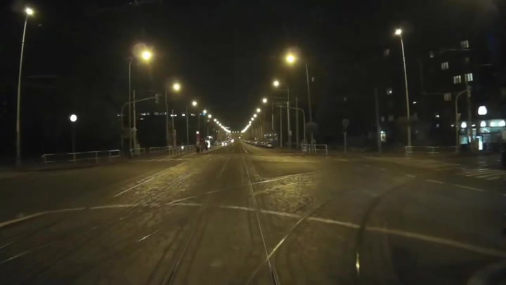 Sebevražední důchodci o holi, bezohlední řidiči. Pražská řidička tramvaje zveřejnila na videu neuvěřitelné situace