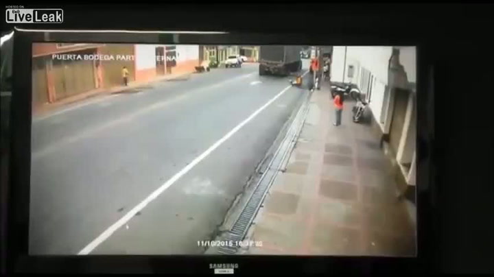 Cyklista si nedal pozor, za pár vteřin ho převálcoval kamion