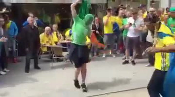 I takoví mohou být fotbaloví fanoušci! Tihle chlapi si účty vyřizují tím nejhezčím způsobem
