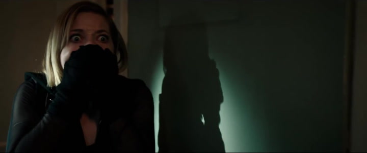 Tři teenageři se pokusí okrást slepce, odstartuje boj o jejich vlastní život. Ukázky z hororu Smrt ve tmě!