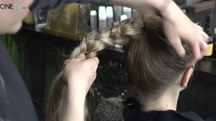 Tohle zvládne úplně každý: Jednoduchý a rychlý účes z dlouhého copu