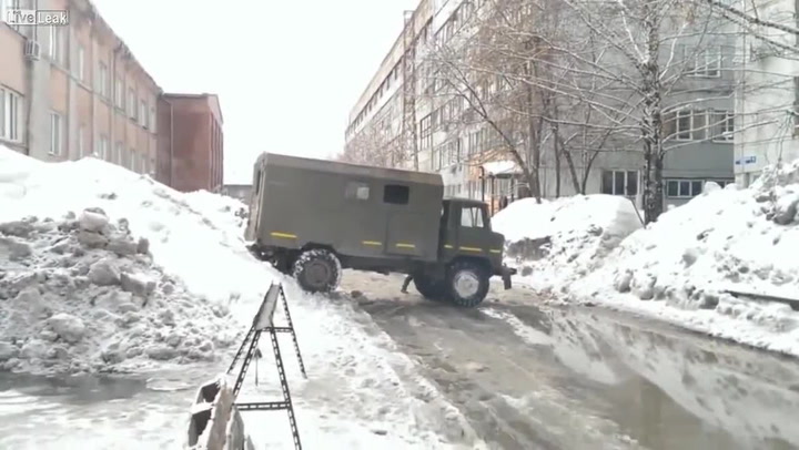 Co dělat, když máte před garáží dvoumetrovou závěj? Tenhle řidič vymyslel geniální řešení