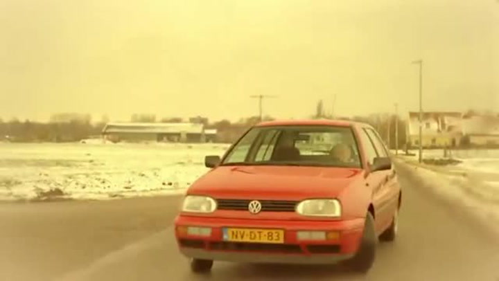 Legendární virální reklama dokazuje, že při kupování auta byste neměli věřit ani vetché babičce!