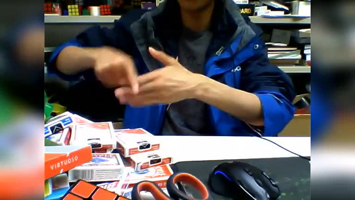 Triky s mizejícím palcem zná každý. Tenhle týpek je ale povýšil na úplně novou úroveň