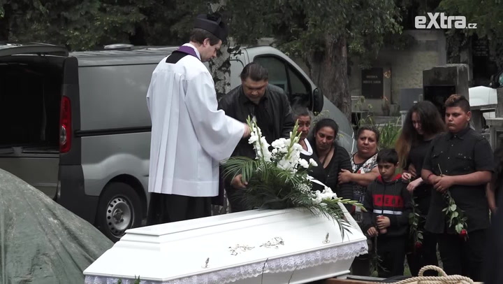 Pohřeb Marečkova vraha: Podívejte se, jak bestii dali do země v bílé rakvi