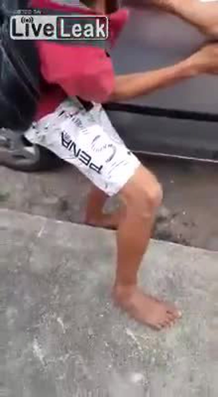 Brutální trest pro malého zloděje! Majitel auta mu provedl hrozivou věc