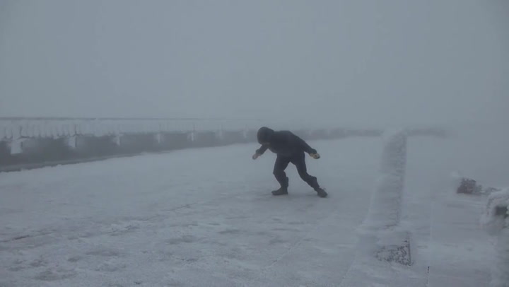 Jak se chodí ve větru o rychlosti 170 km/h? Tenhle vědec to vyzkoušel, podívejte se na video