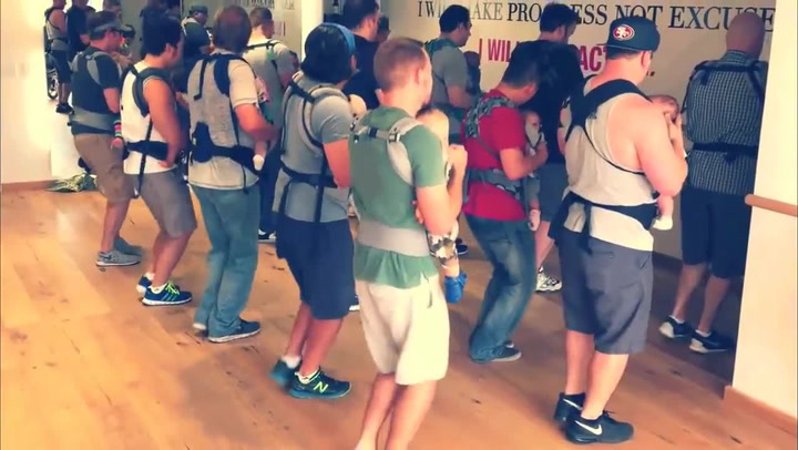 Parta tancujících tatínků s miminky totálně ovládla internet! Tohle video vás totálně dostane