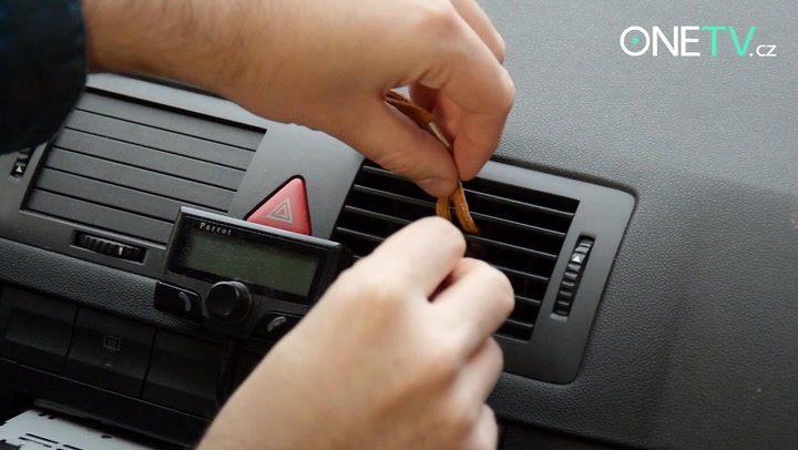 Držák na mobil do auta levně a rychle: Anežka s Jiříkem na to zase kápli!