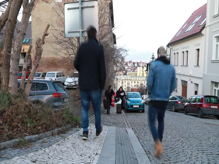 Dámy, souhlasíte? Takhle vypadá jednoduchý život dvacítek a těžký život čtyřicítek!