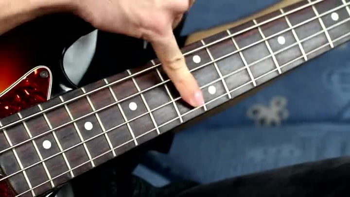 Tenhle borec hraje na baskytaru jedním prstem, přitom strčí do kapsy kdejakého virtuoze!