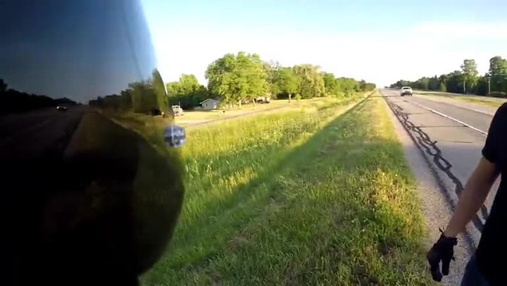 Motorkář se jel projet v tričku. Po tom, co se mu stalo, už to nikdy v životě neudělá