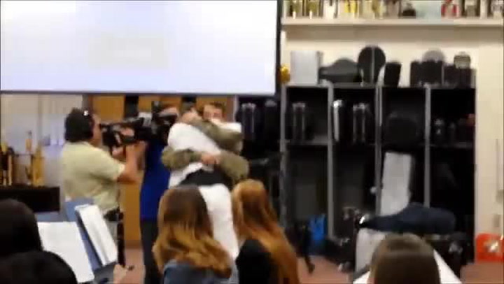 Nádherné překvapení! Mladý voják rozplakal svou sestru, z války se vrátil přímo k ní do školy!