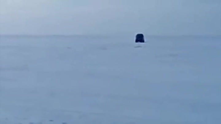 Šíleným Rusům se do cesty postavila obří prasklina v ledu. Neuvěříte, co zkusili!