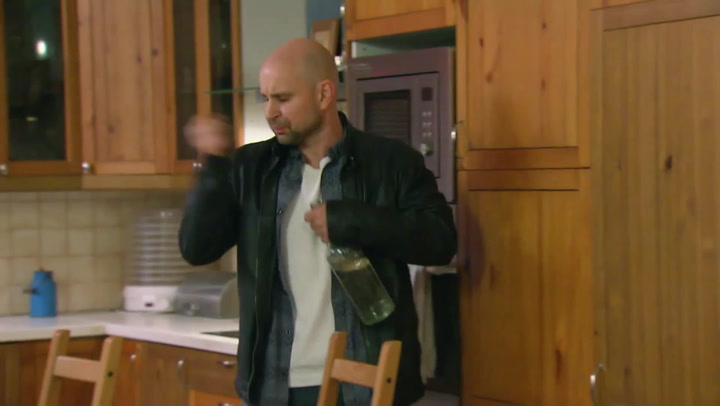 Martinovi z Ulice se hroutí vztah s číšnicí Šárkou a nezvládá to: Sáhne po flašce