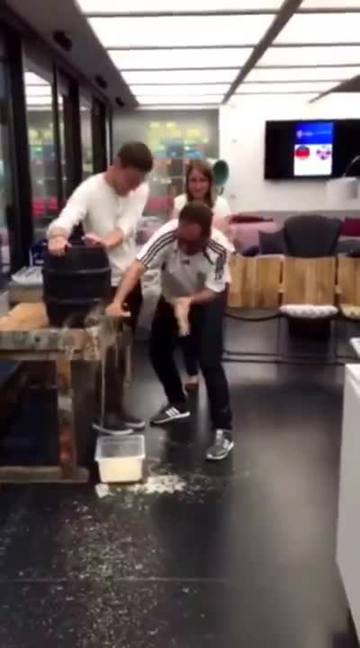 Chtěl kamarádům narazit sud s pivem, zvrhlo se to v neskutečnou řetězovou reakci!